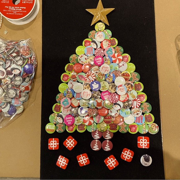 Lot 150 pins Holiday Christmas buttons Approx 150 total giant lot crafting art - Picture 1 of 4
